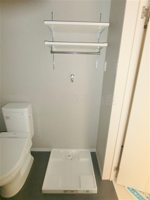 CASA　MICHIZUKA(カーサ　ミチヅカ)の設備|棚付きがうれしい洗濯機置き場