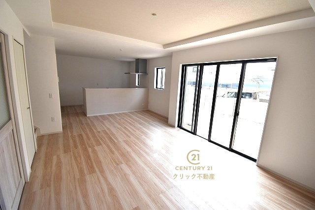 ケイアイフィット　ひたちなか市稲田　5期 　限定1棟！の前面道路含む現地写真|開放的な角地、並列駐車可能です。同メーカー完成物件の内覧が可能です。ご予約はHPから、またお電話でも、お気軽にどうぞ。