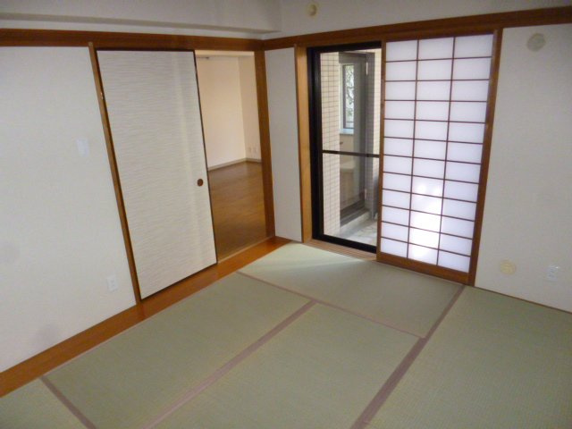 リズ市川平田の和室