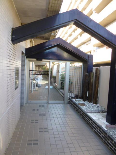 リズ市川平田のエントランス