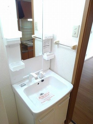 グレープガーデンＣの洗面所|ゆったりとスペースのある洗面所