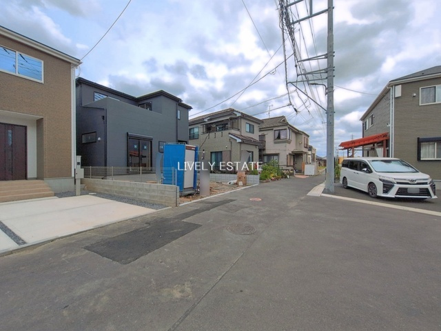 草加市両新田西町 新築分譲住宅 の前面道路含む現地写真