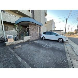 ロックガーデン北棟の駐車場