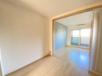 【居間・リビング】 | TKアンバーコート羽衣 | こちらのリビングで趣味の時間をお楽しみください