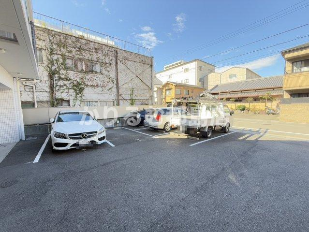レオンコンフォート桜ノ宮の駐車場