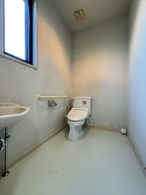 【トイレ】 | 下高野貸店舗 | ゆったりとした空間のトイレです