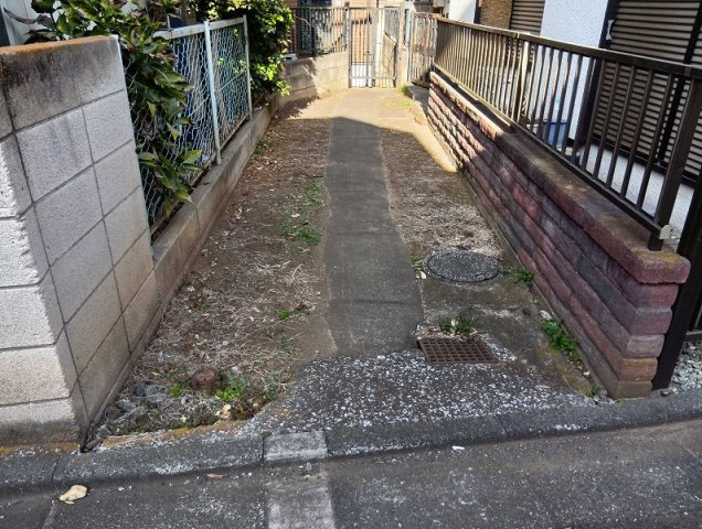 【外観】 | 富士見市関沢2丁目　中古一戸建住宅　(ふじみ野店) | 2026年2月撮影
前面道路から離れており、プライバシーを守りながら静かな暮らしを送れる住まいです。
※再建築不可