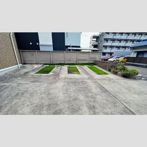 グランパレス如意の駐車場