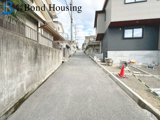 南西角地LDK21帖以上　塩屋台2丁目　新築戸建の前面道路含む現地写真