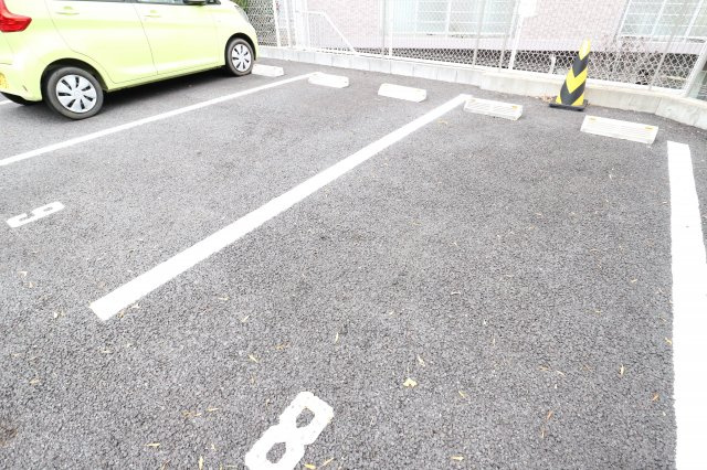 クレイノペルレシュロスⅩの駐車場