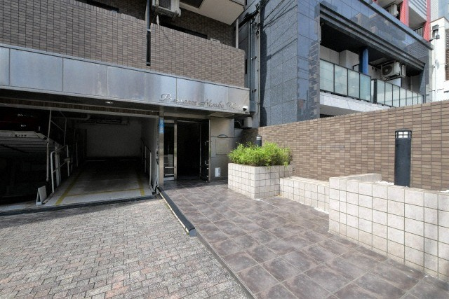 プレサンス難波WESTのエントランス