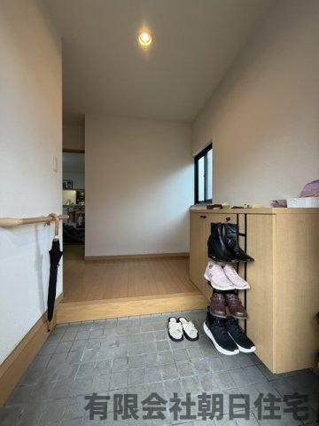 【玄関】 | 国屋町中古戸建 | 収納もある玄関です