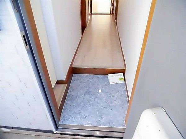 府中市西府町３丁目のアパートの玄関