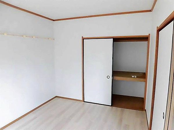 府中市西府町３丁目のアパートの収納