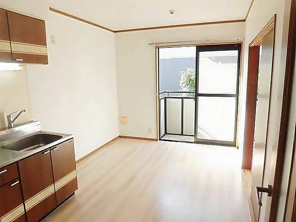 府中市西府町３丁目のアパートの居間・リビング