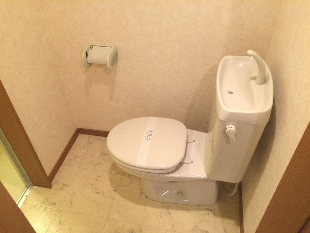 コンフォートベネフィス大橋4のトイレ|【窓有】トイレ（手洗い付き）、とても綺麗で清潔感があります♪