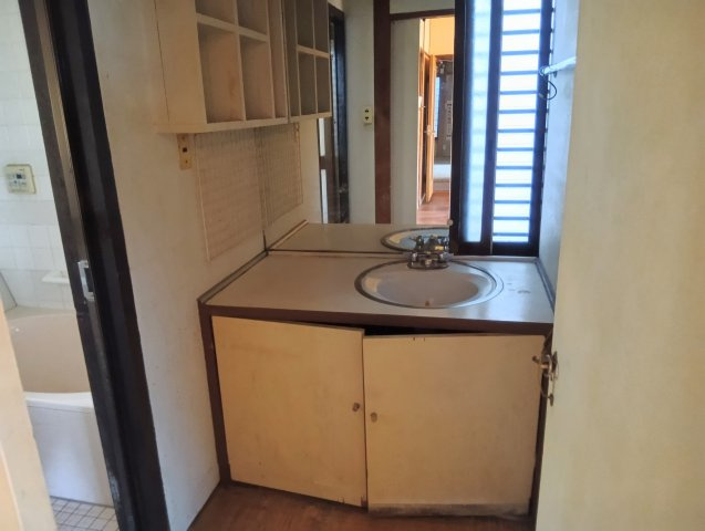 売中古戸建　静岡市葵区千代田6丁目の洗面所|収納スペース多いです！