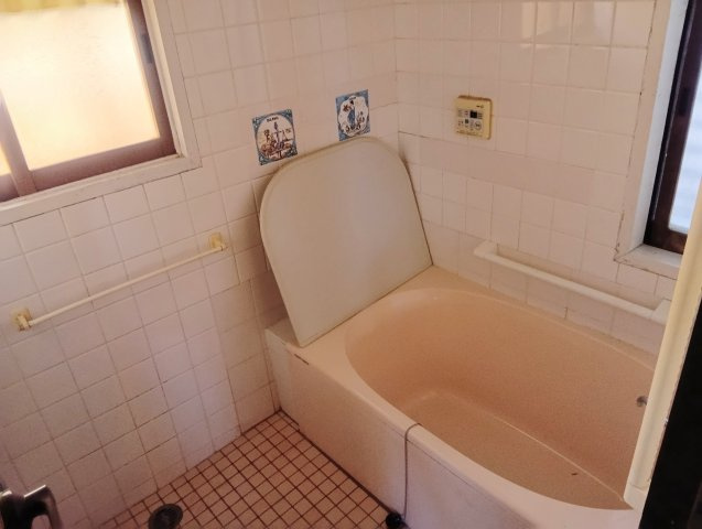 売中古戸建　静岡市葵区千代田6丁目の浴室|浴槽に手すりがあるので、バリアフリーでご年配の方にも安心です！