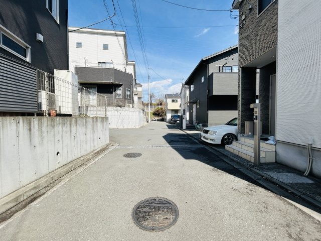 あきる野市上代継中古戸建☆通勤通学便利な立地条件♪周辺環境良好も良好です！の前面道路含む現地写真