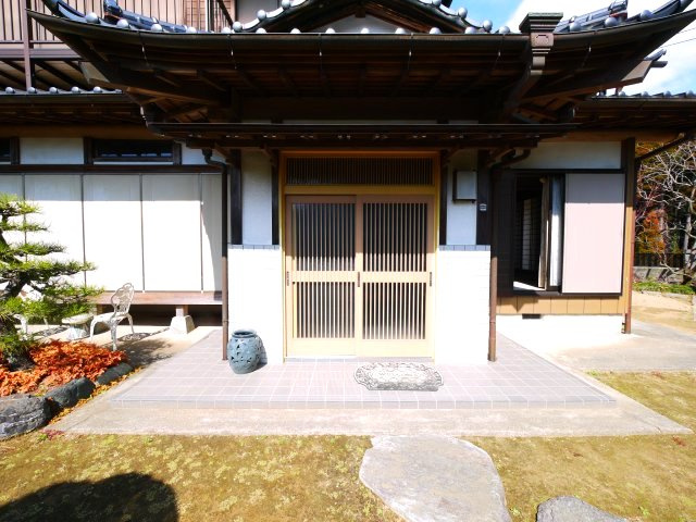 大網白里市金谷郷　和風中古戸建の玄関|敷地約378坪 7SDK和風住宅　和室続間 家庭菜園可能です　果樹園付 2階からの眺望がいいです