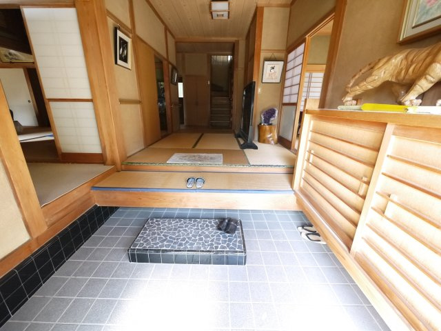 大網白里市金谷郷　和風中古戸建の玄関|敷地約378坪 7SDK和風住宅　和室続間 家庭菜園可能です　果樹園付 2階からの眺望がいいです