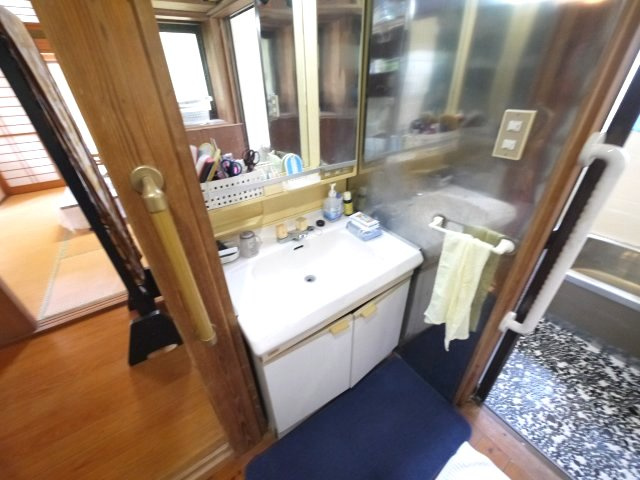 大網白里市金谷郷　和風中古戸建の独立洗面台|敷地約378坪 7SDK和風住宅　和室続間 家庭菜園可能です　果樹園付 2階からの眺望がいいです