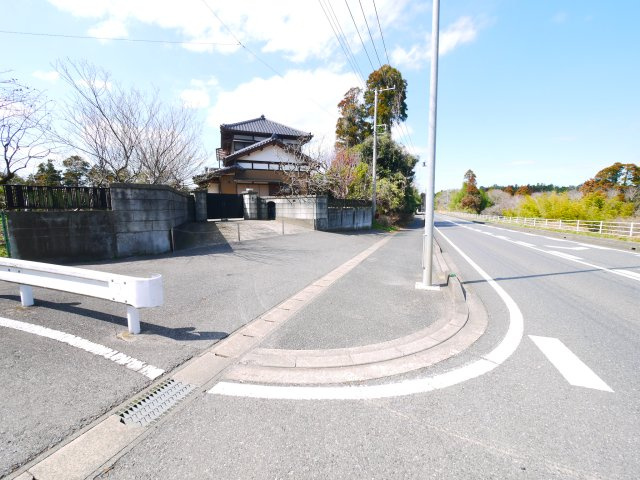 大網白里市金谷郷　和風中古戸建の前面道路含む現地写真|敷地約378坪 7SDK和風住宅　和室続間 家庭菜園可能です　果樹園付 2階からの眺望がいいです