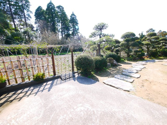 大網白里市金谷郷　和風中古戸建の庭|敷地約378坪 7SDK和風住宅　和室続間 家庭菜園可能です　果樹園付 2階からの眺望がいいです