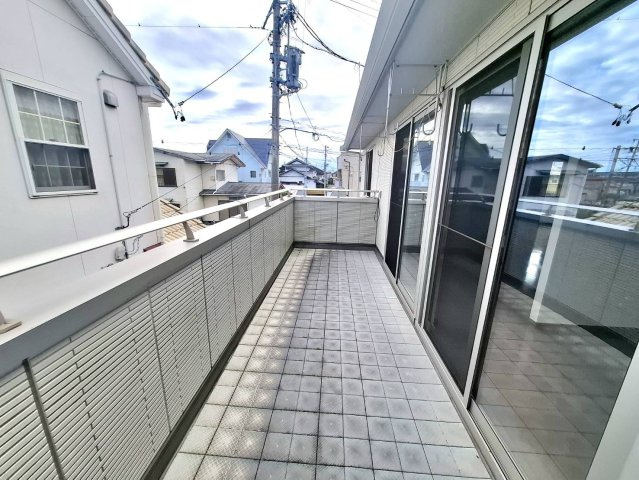 売中古戸建　焼津市大村２丁目のバルコニー|バルコニーも広めなので洗濯ものがたくさん干せそうです！