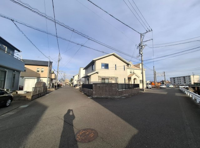 売中古戸建　焼津市大村２丁目の前面道路含む現地写真|角地なので、陽当り、風通しが期待できます！