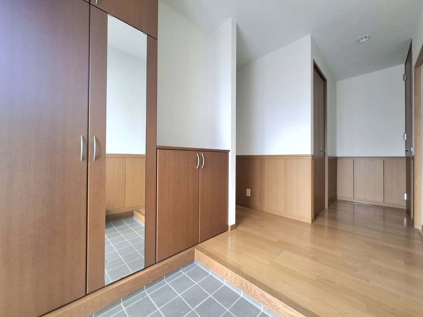 売中古戸建　焼津市大村２丁目の玄関|腰壁がお洒落な雰囲気です！