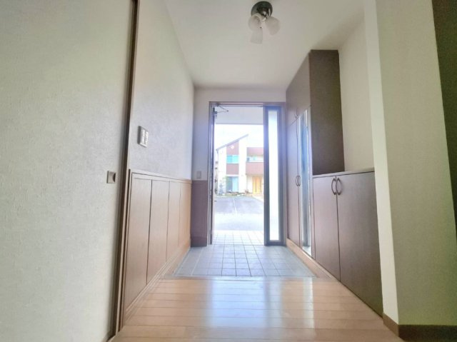 売中古戸建　焼津市大村２丁目の玄関|大型の玄関収納があり、すっきりした玄関がキープできそうです！