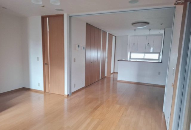 売中古戸建　焼津市大村２丁目の居間・リビング|ダイニングキッチンには嬉しいたっぷり収納！