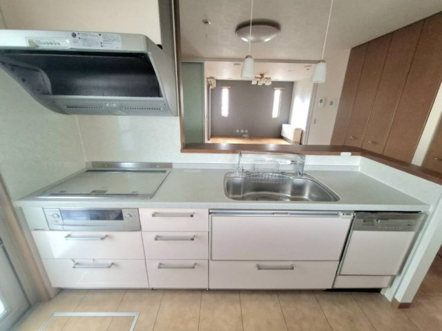 売中古戸建　焼津市大村２丁目のキッチン|リビング全体が見渡せる配置です！