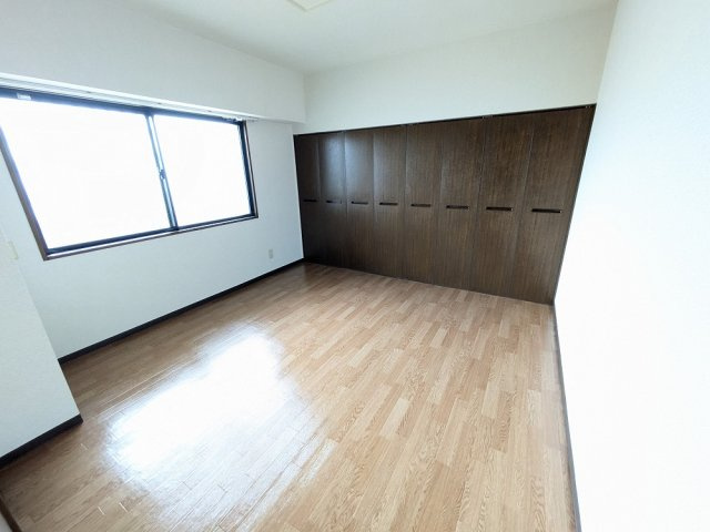 サンパレスの寝室|落ち着いて過ごせるお部屋なので、寝室にいかがでしょうか