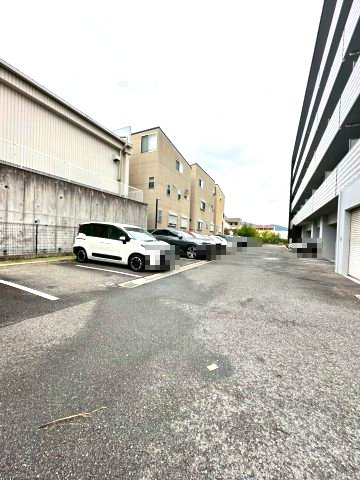 サクシード胤の駐車場