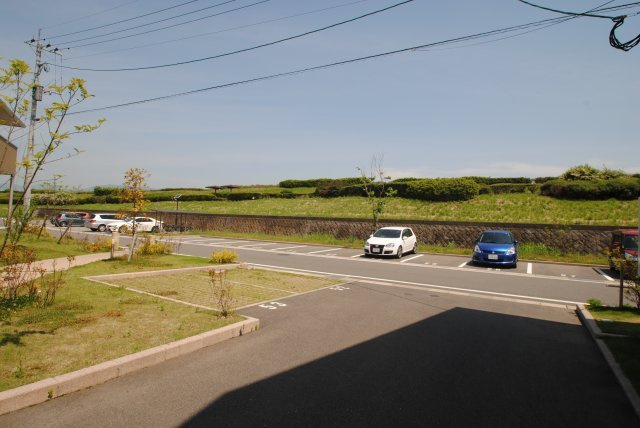 フェアプラッツB棟の駐車場
