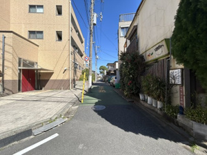 【前面道路含む現地写真】