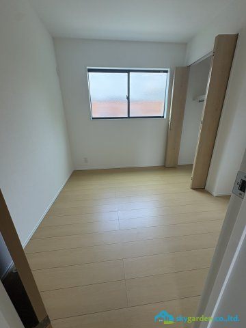 藤沢市渡内４丁目２期　新築戸建　全２棟２号棟の洋室|明るい洋室です