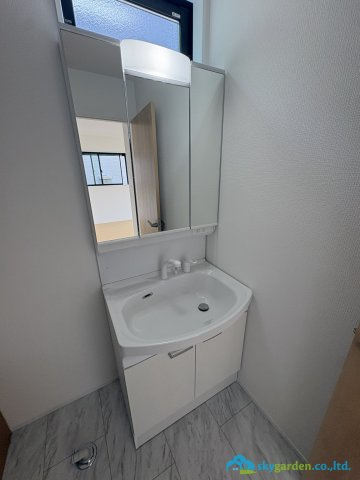 藤沢市渡内４丁目２期　新築戸建　全２棟２号棟の独立洗面台|独立洗面台、朝の身支度には欠かせません