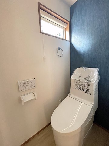【エコnaホーム】　郡山市横塚1丁目　芳賀小・第四中のトイレ|アクセントクロスがおしゃれな空間です！