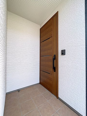 【エコnaホーム】　郡山市横塚1丁目　芳賀小・第四中の玄関|玄関ポーチがあるので雨や雪の日でも焦ることなく施錠開錠が可能！