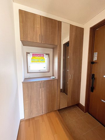 【エコnaホーム】　郡山市横塚1丁目　芳賀小・第四中の玄関|シューズボックスには全身鏡がついているので、お出かけ前の身だしなみチェックもバッチリです！