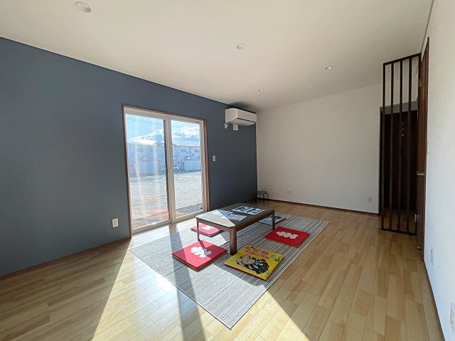 【エコnaホーム】　郡山市横塚1丁目　芳賀小・第四中の居間・リビング|18.4帖のリビングは広々としておりご家族皆さんでくつろぐことができる空間です！