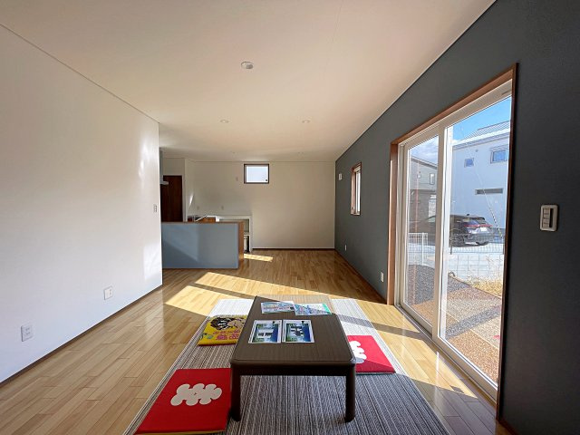 【エコnaホーム】　郡山市横塚1丁目　芳賀小・第四中の居間・リビング|大きな窓から日差しが入り明るく気持ちの良いリビング！