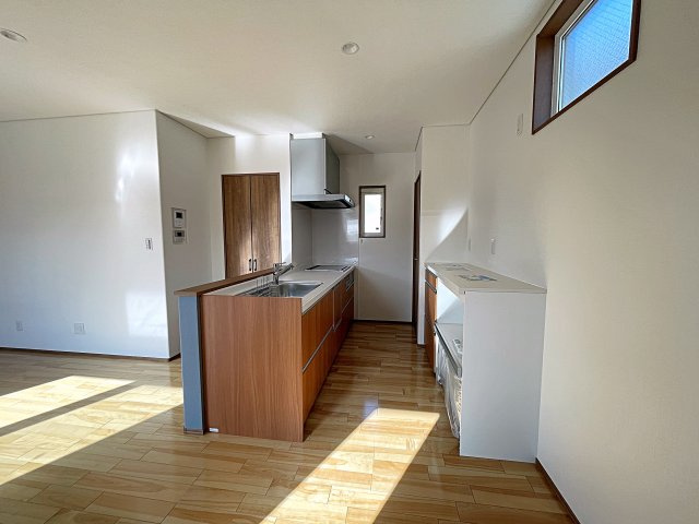 【エコnaホーム】　郡山市横塚1丁目　芳賀小・第四中のキッチン|キッチンはカウンターになっているのでリビング全体を見渡すことができます！