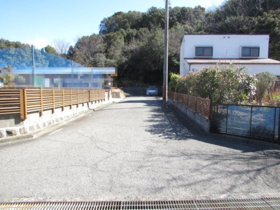 【前面道路含む現地写真】 | ～商談中～洲本市五色町鳥飼浦一戸建 | 令和８年２月撮影