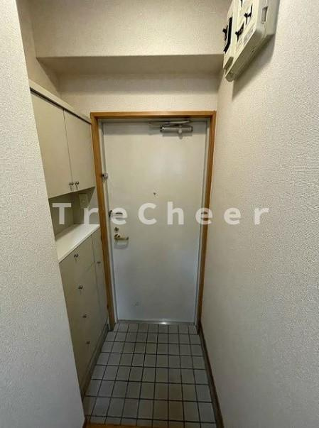 メゾンド根岸の玄関
