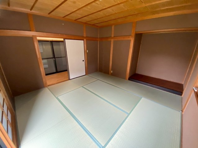 三条南町貸家の居間・リビング