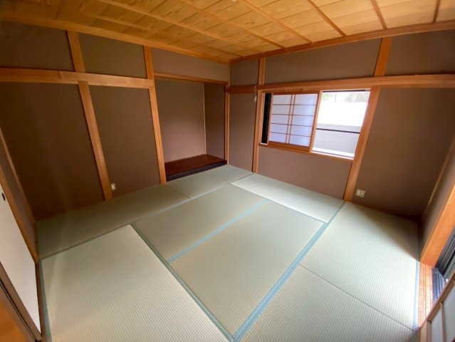 三条南町貸家の居間・リビング